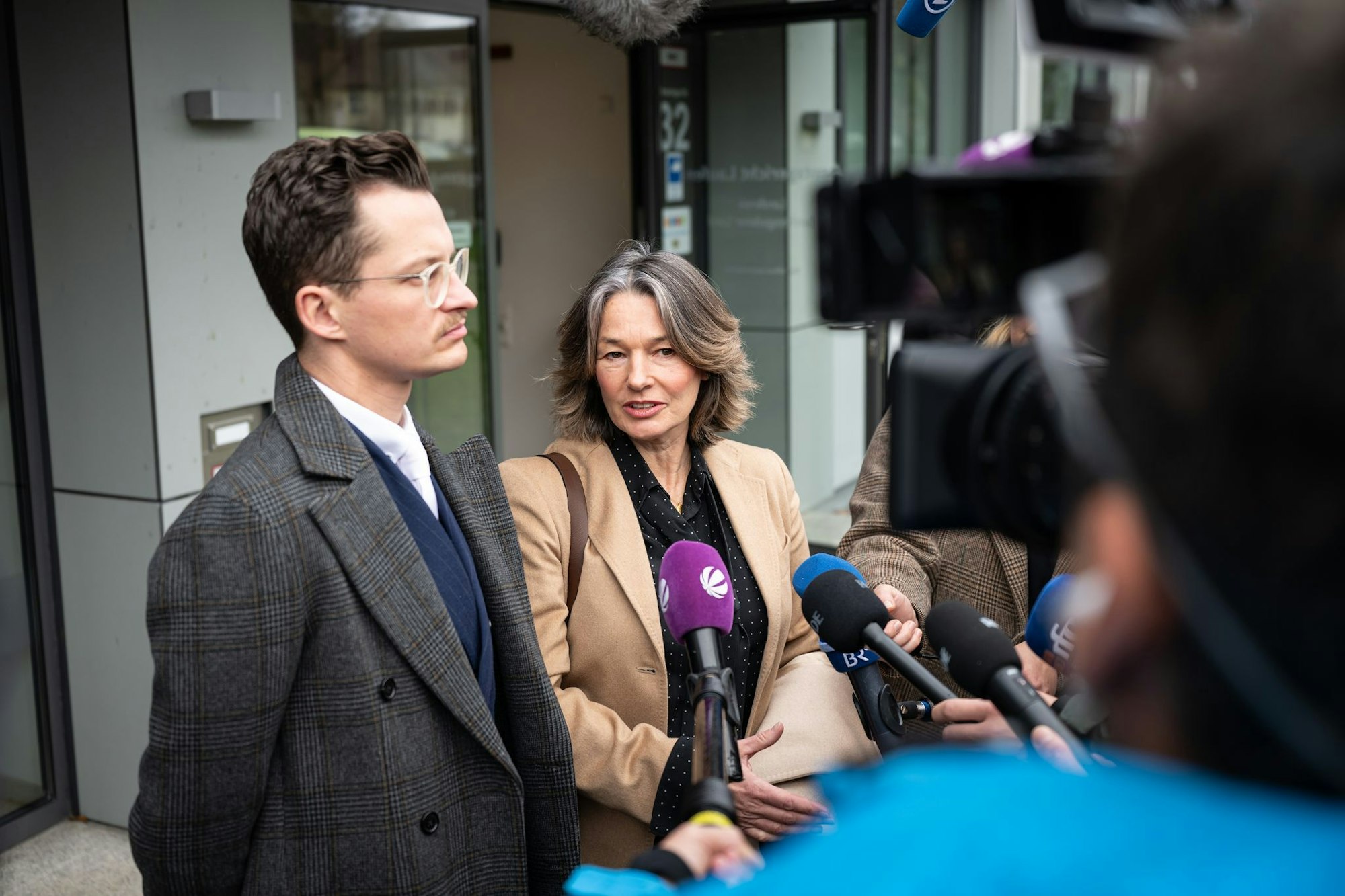 Die Anwälte des Angeklagten, Yves Georg und Regina Rick, forderten nach dem Urteil weitere Konsequenzen.