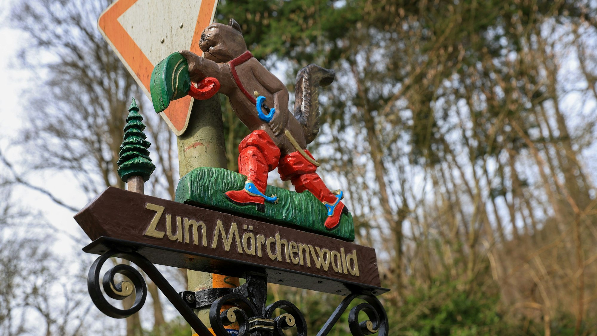Der Eingang zum Märchenwald wird vom gestiefelten Kater auf einem Schild angekündigt. (Archivbild)