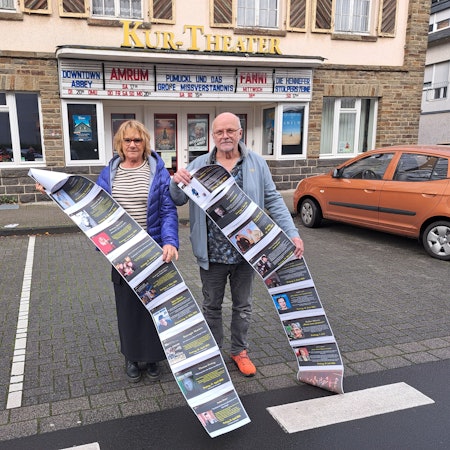 Gaby und Ingo Teusch haben das Programm des Hennefer Kur-Theaters für die erste Jahreshälfte 2026 vorgestellt.