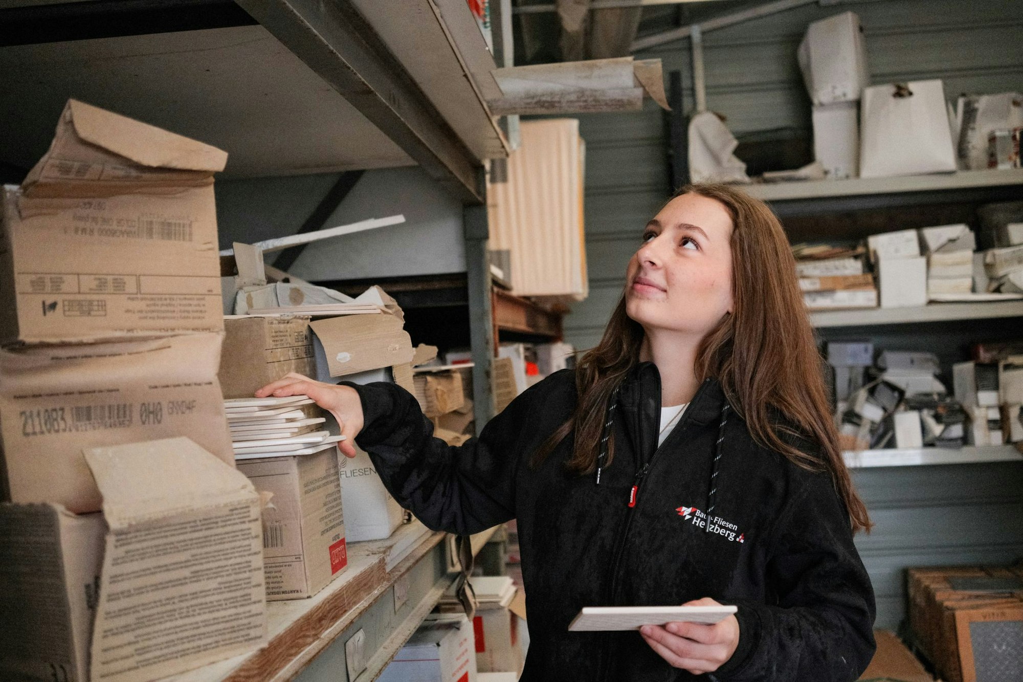 Celine Köster, Auszubildene zur Fliesen- und Mosaiklegerin, hat sich nach ihrem Hauptschulabschluss dazu entschieden, ein Freiwilliges Handwerksjahr (FHJ) zu absolvieren.