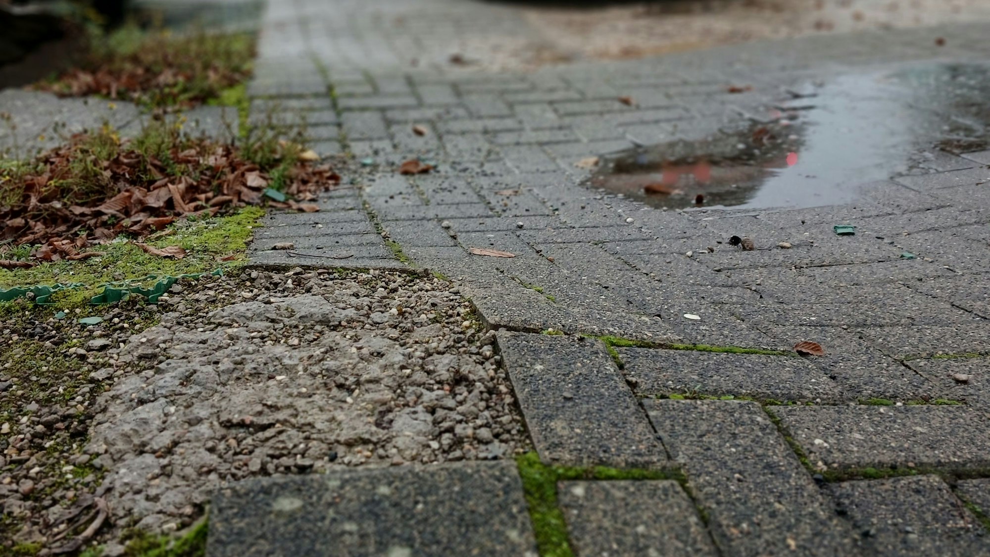 Das Foto zeigt einen Parkplatz mit Schäden.