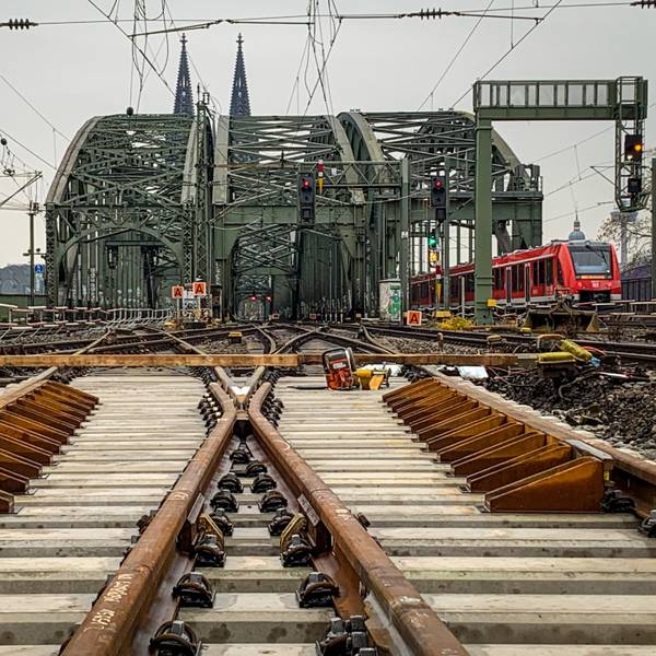 28.11.2022, Köln: Seit einigen Tagen erneuert die Deutsche Bahn Weichen im Bahnhof Köln Messe/Deutz. Während der Arbeiten können zwei der sechs Gleise auf der Hohenzollernbrücke nicht befahren werden. Foto: Peter Berger
