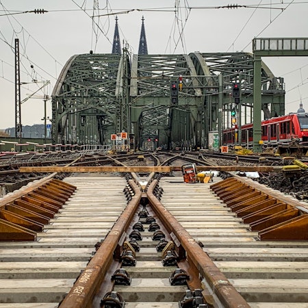 28.11.2022, Köln: Seit einigen Tagen erneuert die Deutsche Bahn Weichen im Bahnhof Köln Messe/Deutz. Während der Arbeiten können zwei der sechs Gleise auf der Hohenzollernbrücke nicht befahren werden. Foto: Peter Berger