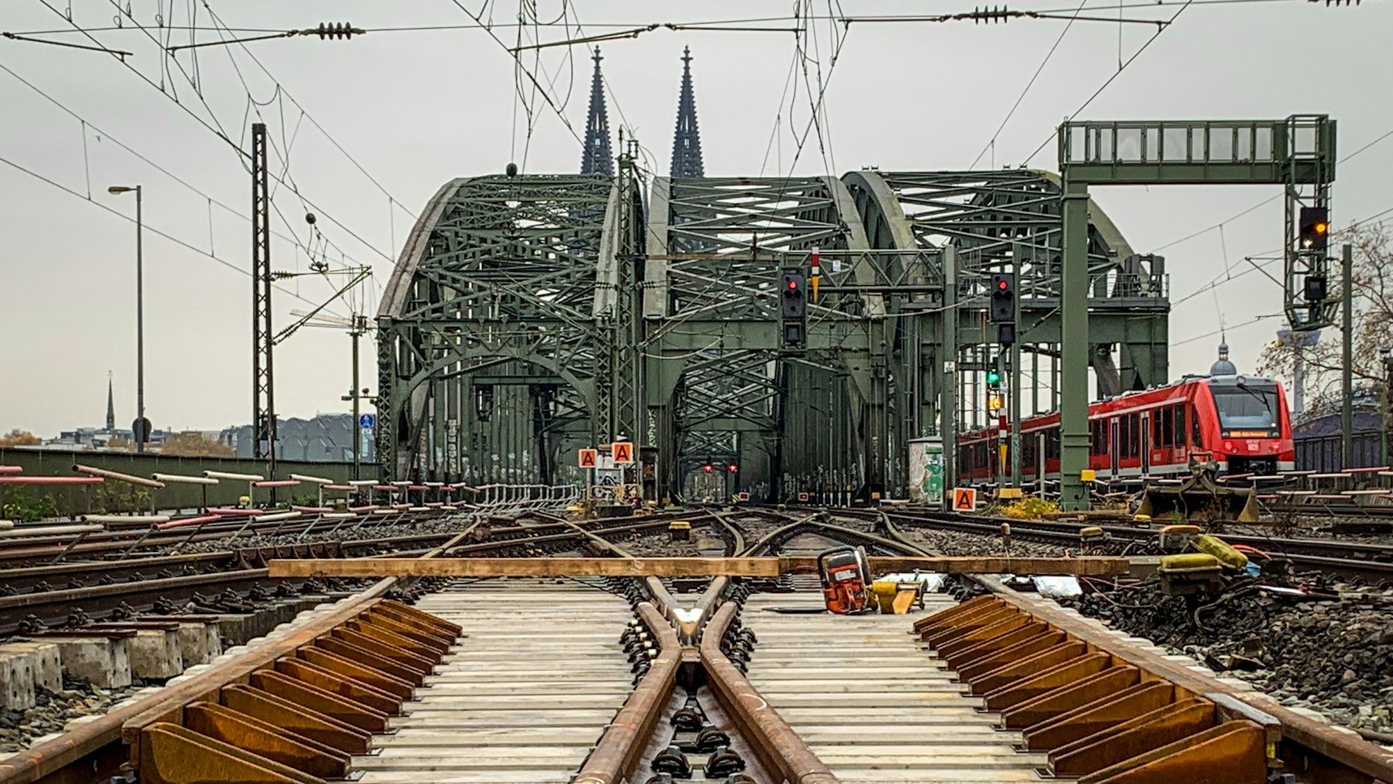 28.11.2022, Köln: Seit einigen Tagen erneuert die Deutsche Bahn Weichen im Bahnhof Köln Messe/Deutz. Während der Arbeiten können zwei der sechs Gleise auf der Hohenzollernbrücke nicht befahren werden. Foto: Peter Berger