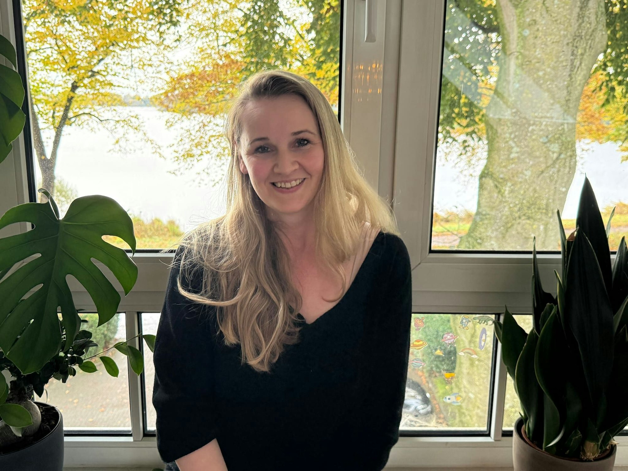 Lena Hillgruber sitzt bei ihren Podcastaufnahmen zum Thema Kinderwunsch gern am Stubenfenster. .