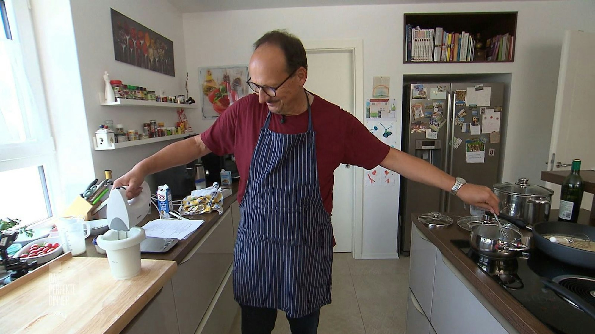 Beim Multitasken in der Küche kann auch mal was schiefgehen, aber das nimmt Armin mit Humor.
(Bild: RTL)