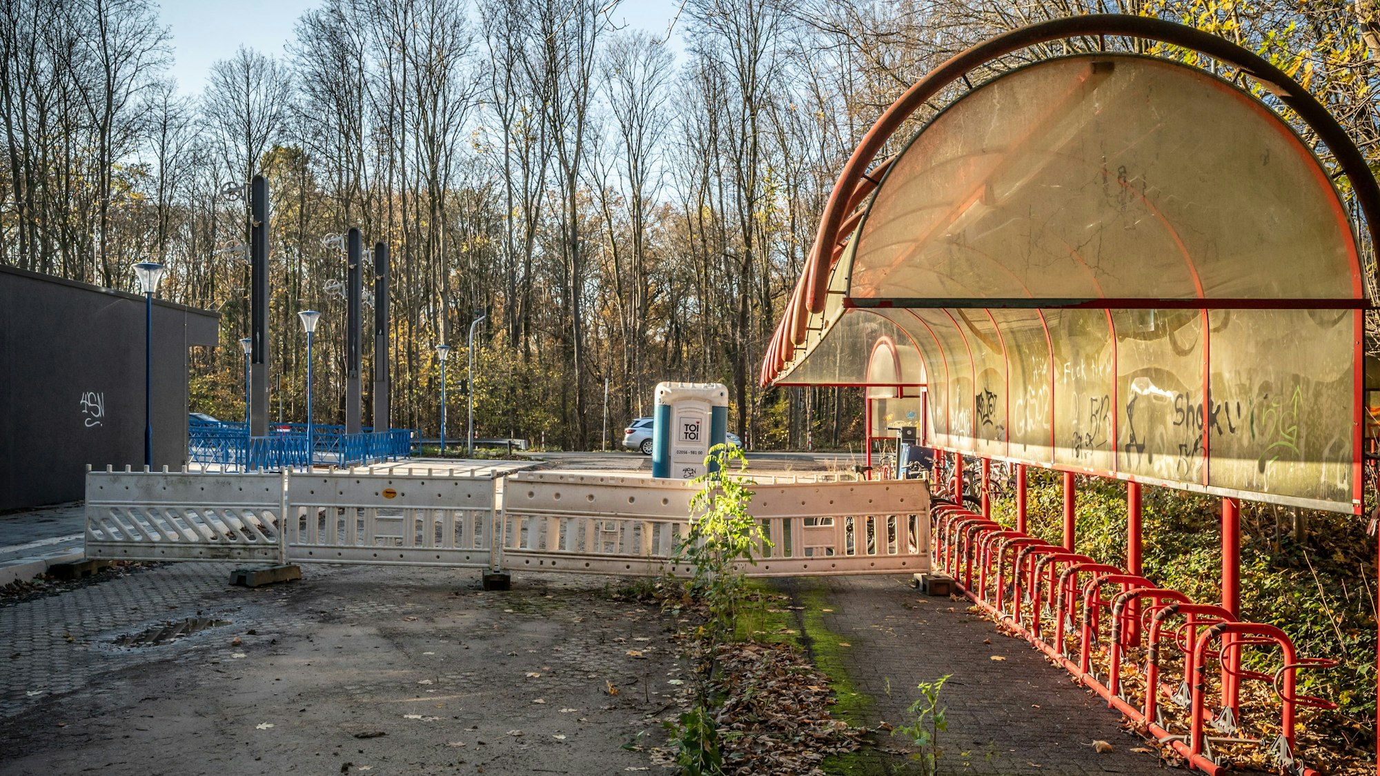 Bushaltestelle Endhaltestelle KVB Linie 4 Schlebusch, Ersatz-Bushaltestelle für die Buslinien 202, 205, SB26 und die 260 Bild: Ralf Krieger