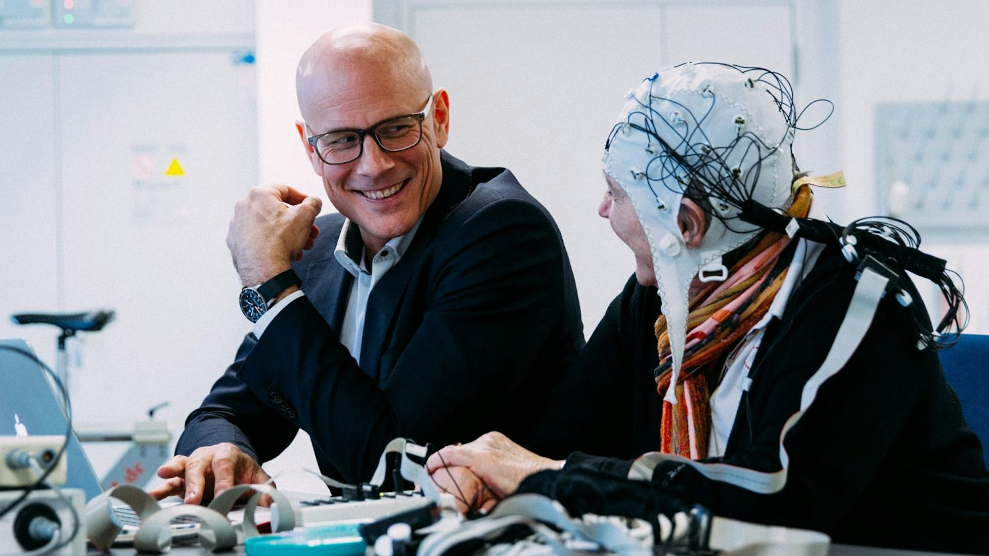 Sportwissenschaftler Stefan Schneider im Gespräch mit einem Probanden