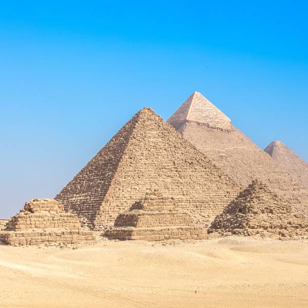 Menkaure-Pyramide (rechts) neben der Chephren- (Mitte) und der Cheops-Pyramide (links) im Pyramidenfeld von Gizeh.