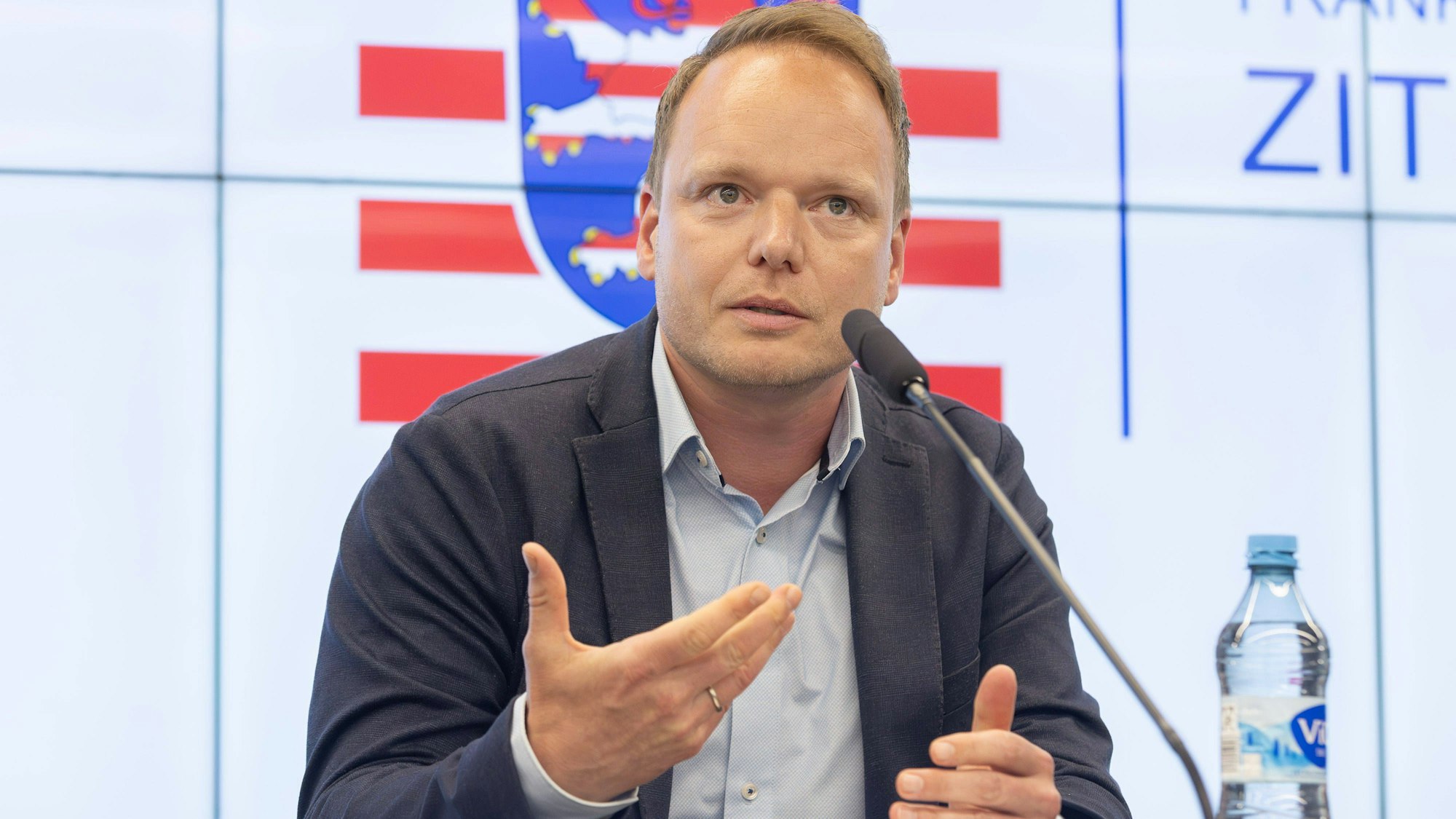 Dr. Benjamin Krause (Oberstaatsanwalt) spricht bei einer Pressekonferenz. (Archivbild)
