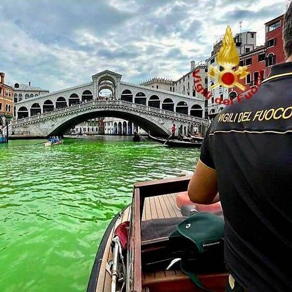 Grün gefärbtes Wasser im Canal Grande von Venedig mit Rialtobrücke und Feuerwehrpräsenz
