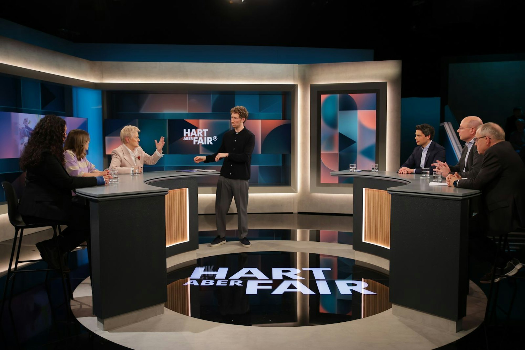 Wie sollte man mit der Masse an retournierten Paketen umgehen? Und wie mit der Billig-Konkurrenz aus China? Dies waren nur einige Fragen, die bei „hart aber fair“ am Montagabend zur Diskussion standen. (Bild: WDR / Dirk Borm)