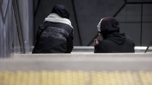 25.11.2025, Köln: An den KVB U-Bahn Haltestellen in der Südstadt halten sich verstärkt drogenabhängige Menschen auf - sie lösen beim Crackrauchen regelmäßig den Feueralarm aus. Crackrauchen regelmäßig den Feueralarm aus. Foto: Arton Krasniqi