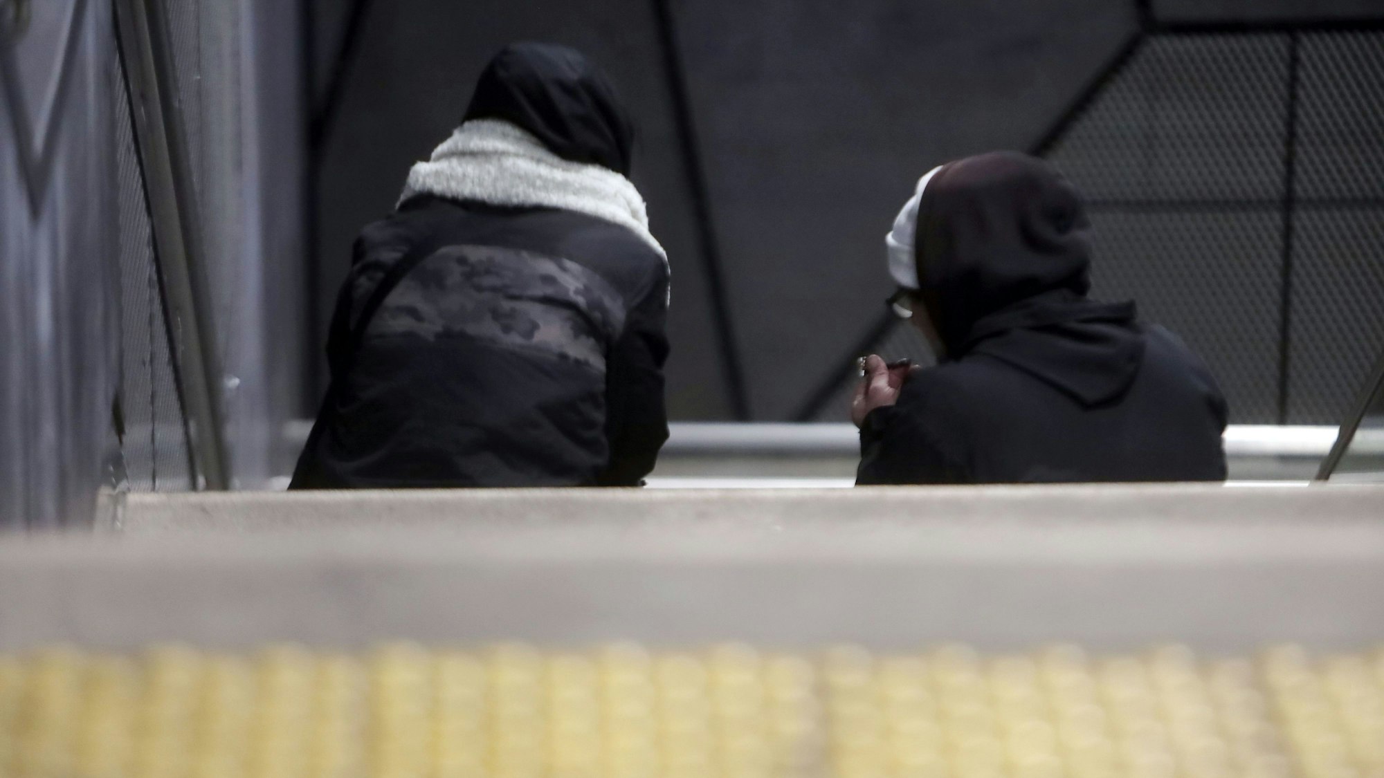 25.11.2025, Köln: An den KVB U-Bahn Haltestellen in der Südstadt halten sich verstärkt drogenabhängige Menschen auf - sie lösen beim Crackrauchen regelmäßig den Feueralarm aus. Crackrauchen regelmäßig den Feueralarm aus. Foto: Arton Krasniqi