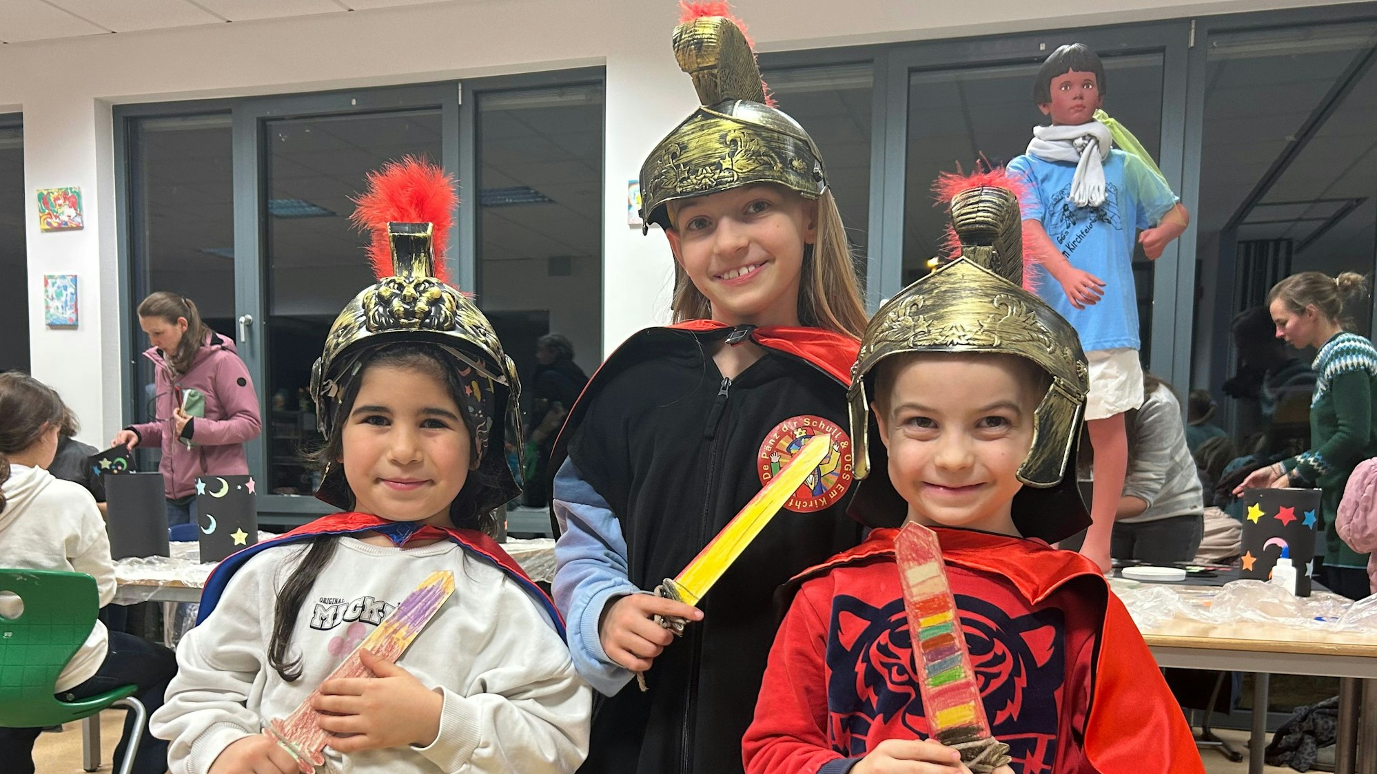 Drei Kinder mit selbstgebastelten Geschenken