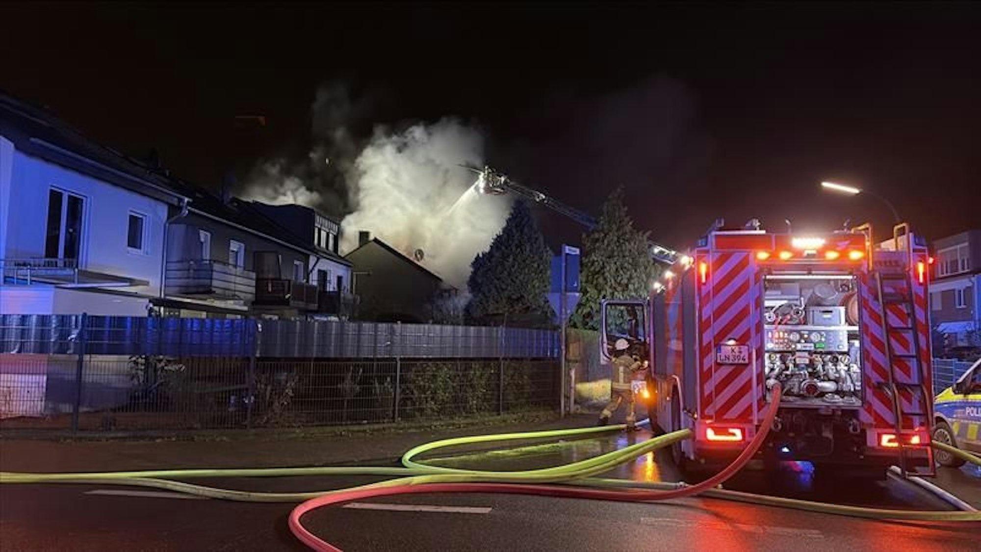 Die Straße „Auf dem Klemberg“ wurde von der Feuerwehr abgesperrt. Im Hintergrund steigen Rauchschwaden auf.