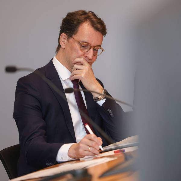 Hendrik Wüst (CDU), Ministerpräsident von Nordrhein-Westfalen, macht sich auf einer Presskonferenz im Landtag Notizen.