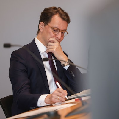 Hendrik Wüst (CDU), Ministerpräsident von Nordrhein-Westfalen, macht sich auf einer Presskonferenz im Landtag Notizen.