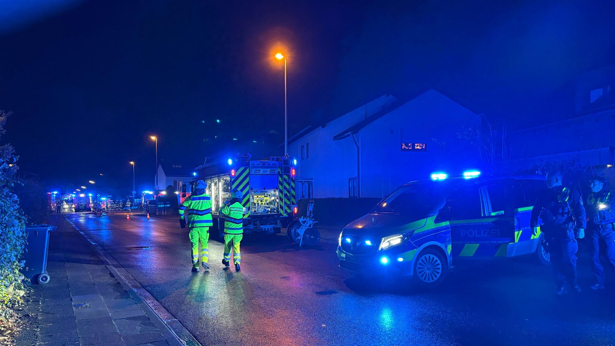 Die Polizei sperrte den Bereich um das brennende Haus in Köln-Weiß ab.