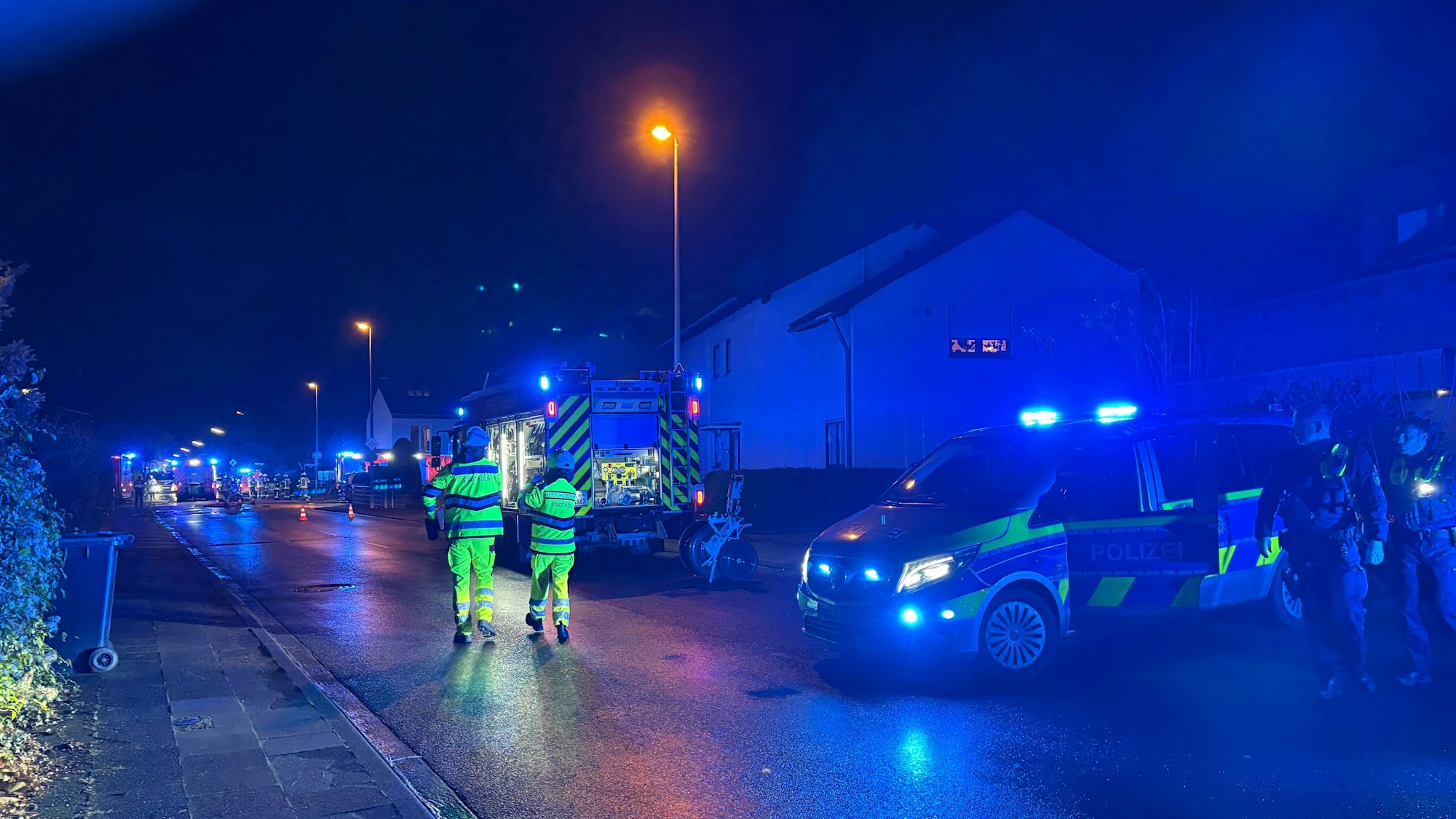 Die Polizei sperrte den Bereich um das brennende Haus in Köln-Weiß ab.