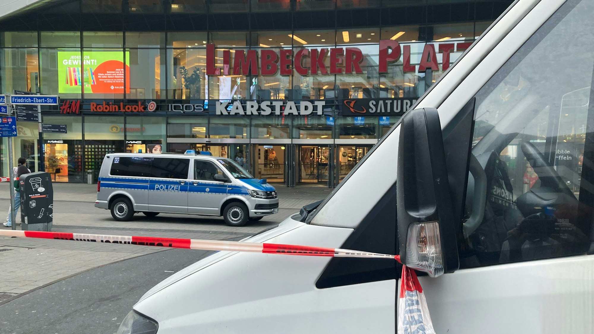 Polizeikräfte riegeln ein Einkaufszentrum in Essen ab. (Archivbild)