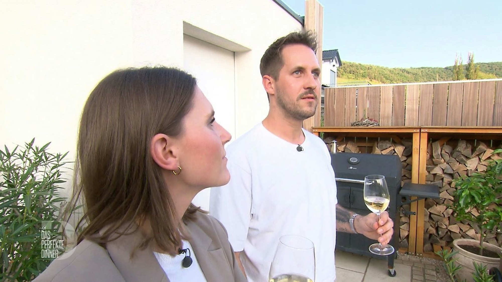 Clara und Tobi genießen zwischen den Gängen die Aussicht auf die Weinberge.
(Bild: RTL)