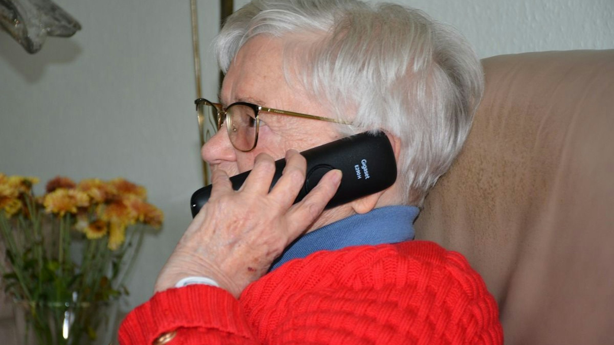 Falsche Polizeibeamte betrügen Seniorin am Telefon.