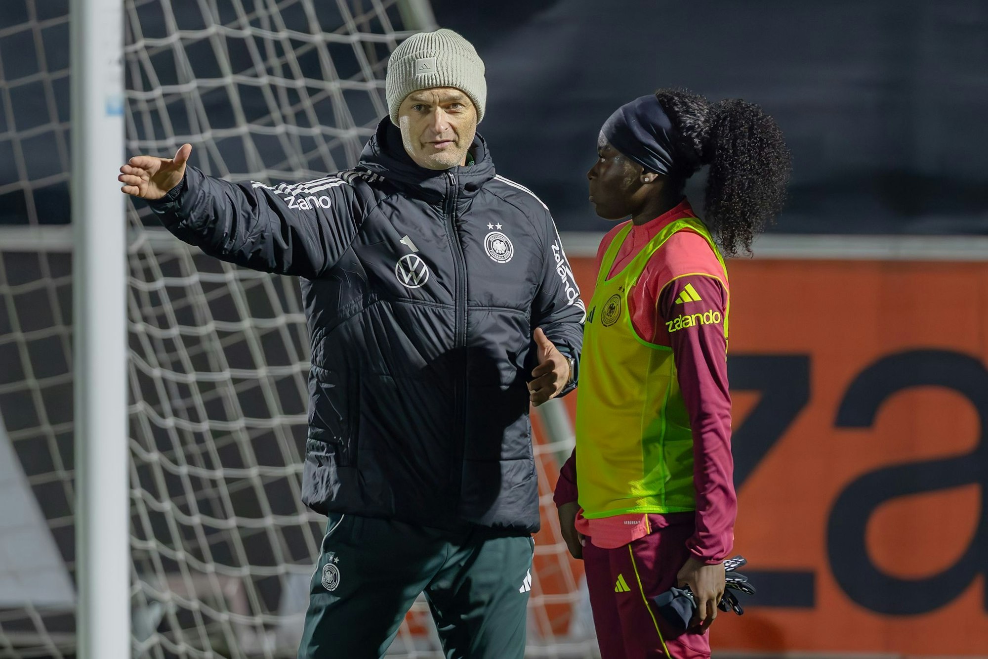 Von Ex-Stürmer zu Stürmerin: Bundestrainer Christian Wück sprach nach dem Auftakttraining noch auf dem Platz mit Nicole Anyomi.