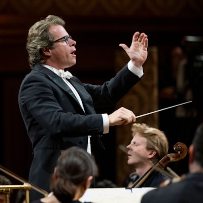 Dirigent Jakub Hrůša mit Taktstock