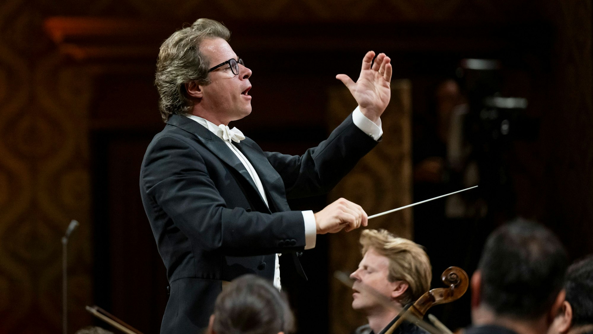 Dirigent Jakub Hrůša mit Taktstock