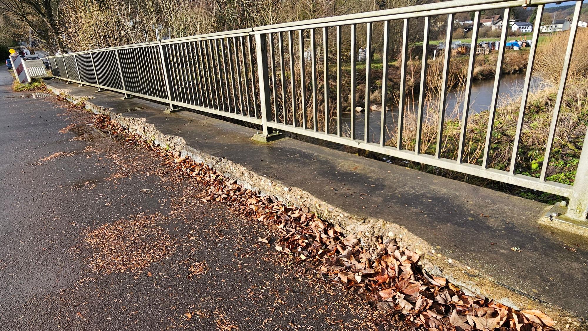 Der Betonaufbau, auf dem die Geländer stehen, bröckeln.