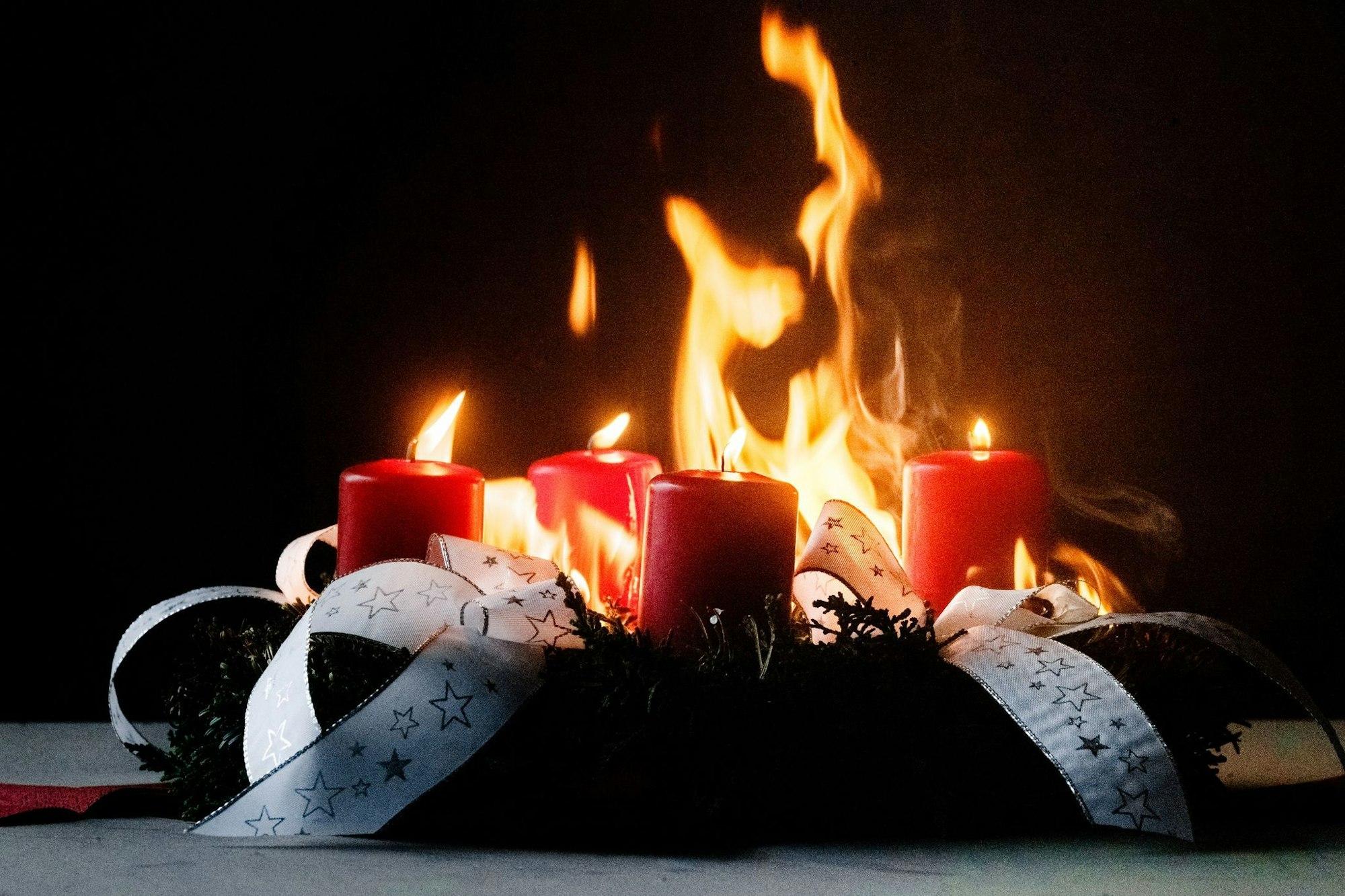 Passiert schneller, als man denkt: Damit nur die Kerzen brennen, nicht aber der ganze Adventskranz, sollte man auf ein paar Dinge achten.