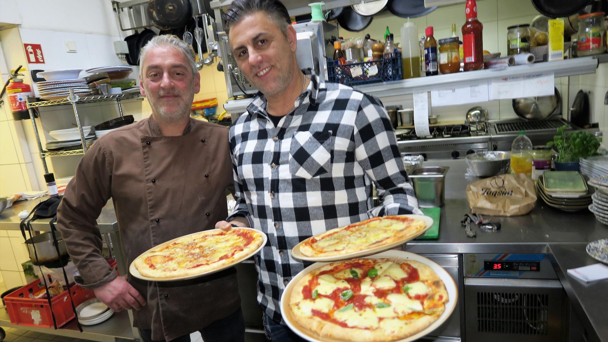 6.2.2023, Brück: Biagio Favazza (r.) und sein Bruder Mario servieren den Kids die Pizza Margeritha. Foto: Hermans