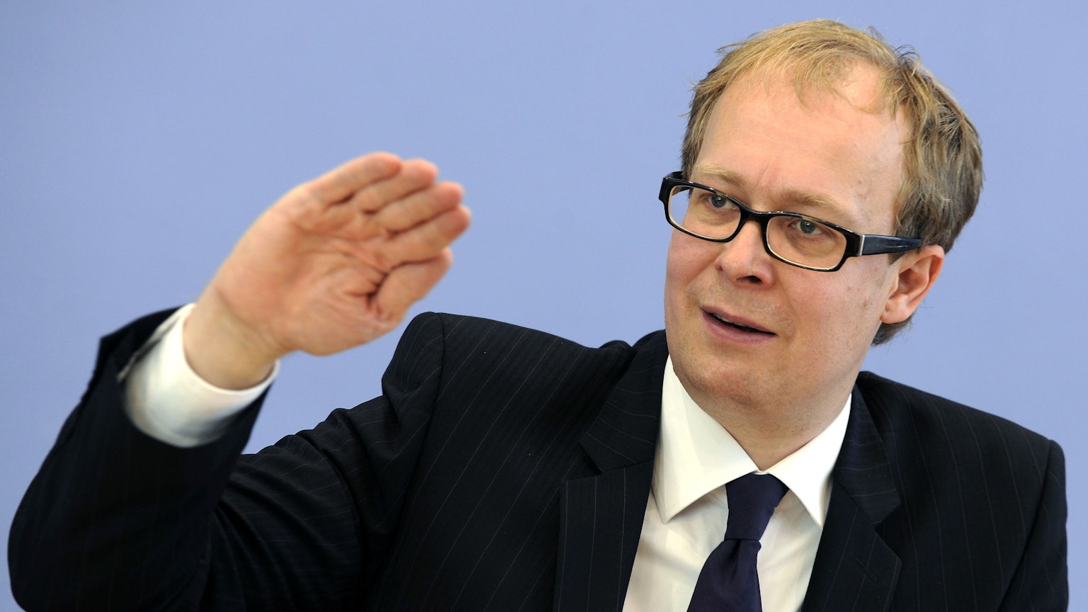 Justus Haucap ist ein deutscher Wirtschaftswissenschaftler, der seit 2009 Professor an der Heinrich-Heine-Universität Düsseldorf ist und dort das Düsseldorf Institute for Competition Economics (DICE) leitet.