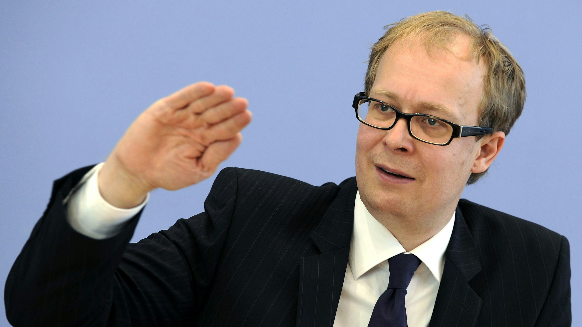 Justus Haucap ist ein deutscher Wirtschaftswissenschaftler, der seit 2009 Professor an der Heinrich-Heine-Universität Düsseldorf ist und dort das Düsseldorf Institute for Competition Economics (DICE) leitet.