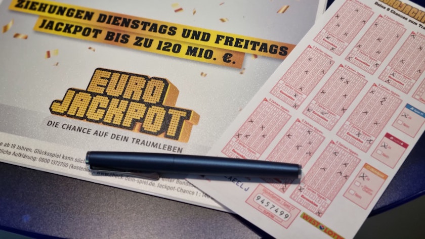 Ein Tippschein für den Eurojackpot liegt mit einem Stift auf einem Tisch.