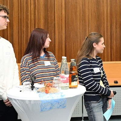 Herbert Reul (CDU) im Großen Sitzungssaal des Kreishauses beim Interview mit drei Schülern.