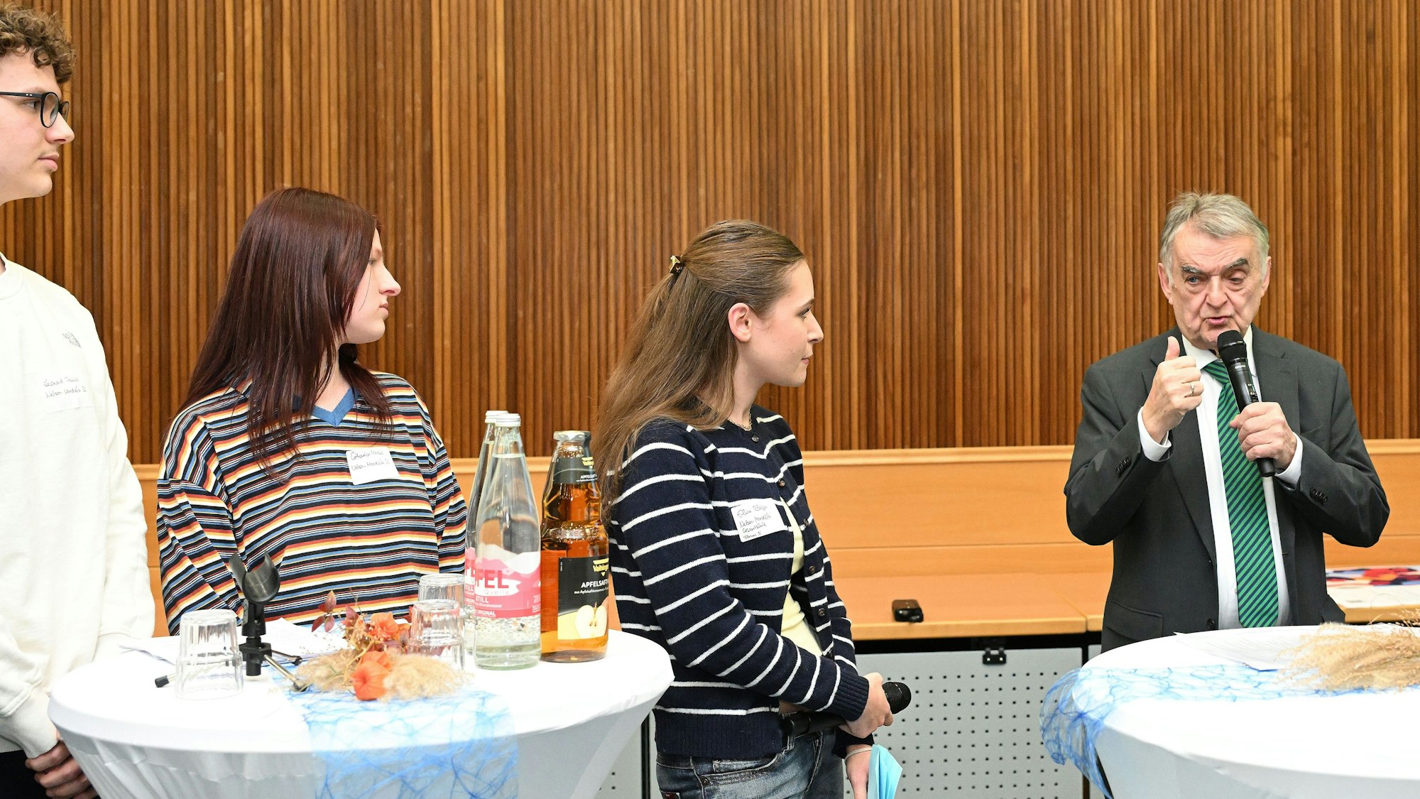 Herbert Reul (CDU) im Großen Sitzungssaal des Kreishauses beim Interview mit drei Schülern.