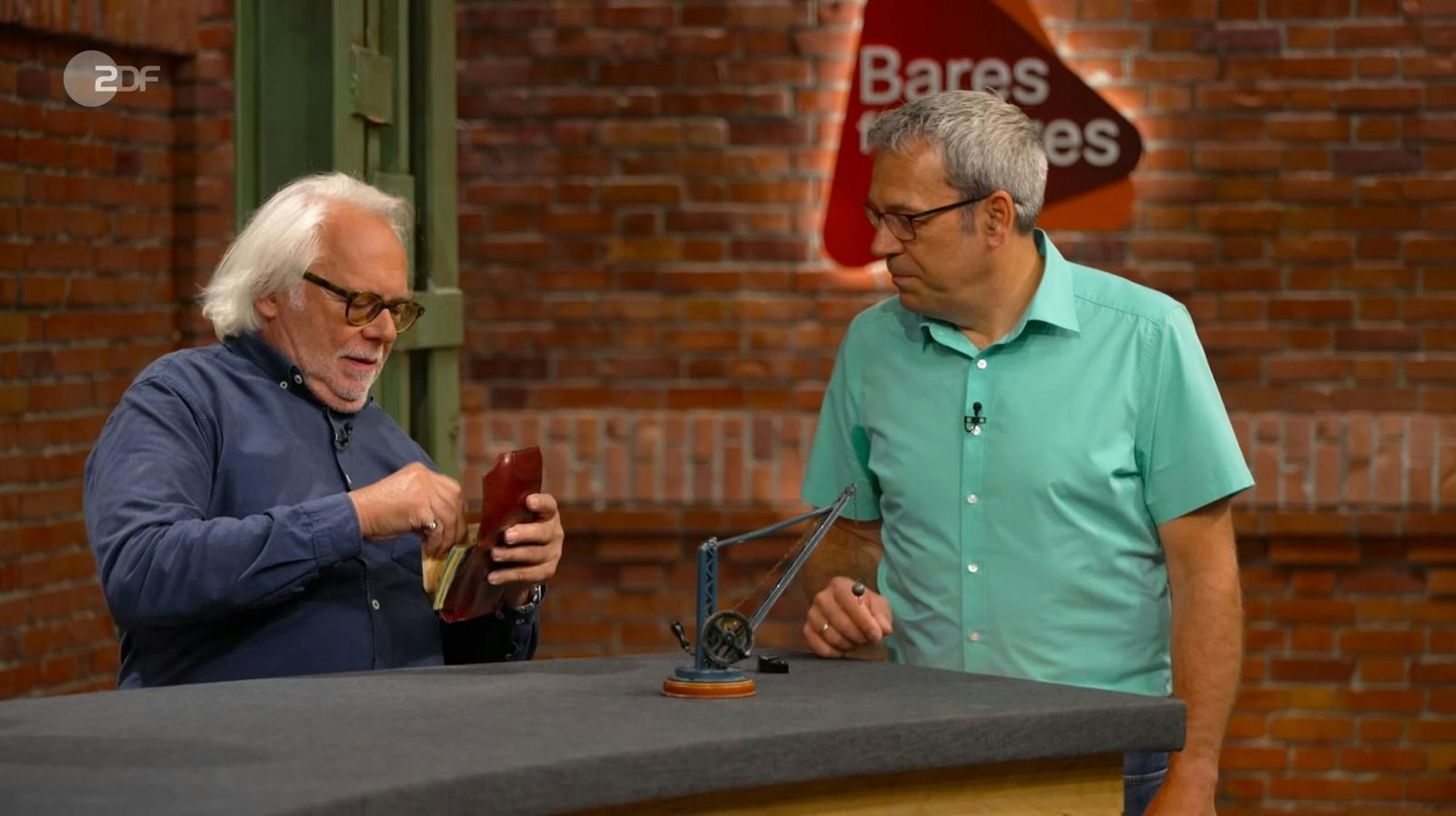 Friedrich Häusser (links) gab das Siegergebot ab. (Bild: ZDF)