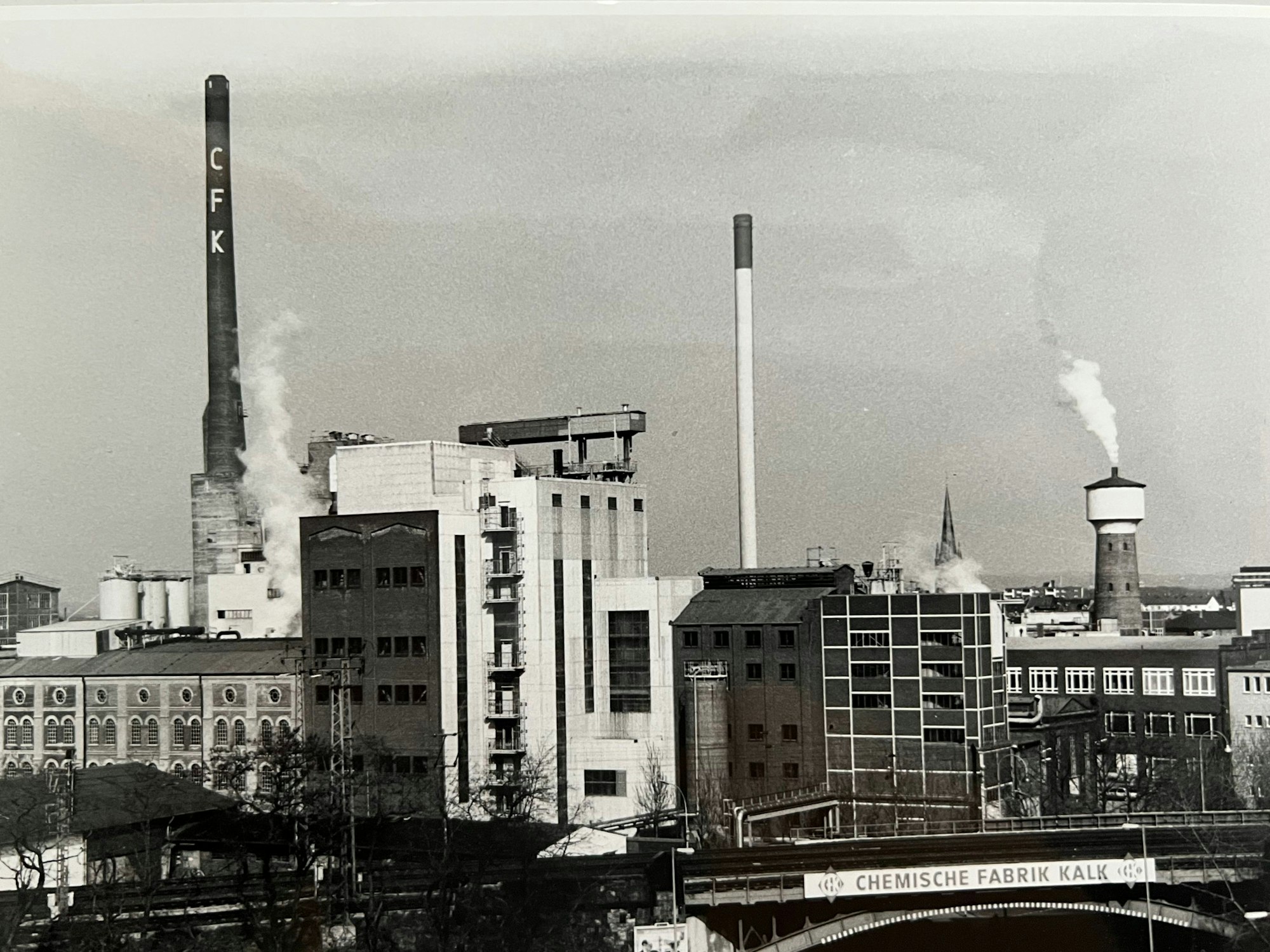 Chemische Fabrik Kalk: Sie stellte ihre Produktion auf dem Kalker Gelände 1993 ein und wurde später abgebrochen. Nur der denkmalgeschützte Wasserturm ist geblieben. Heute befinden sich die Köln-Arcaden, Parkhäuser und das Präsidium der Kölner Polizei dort.