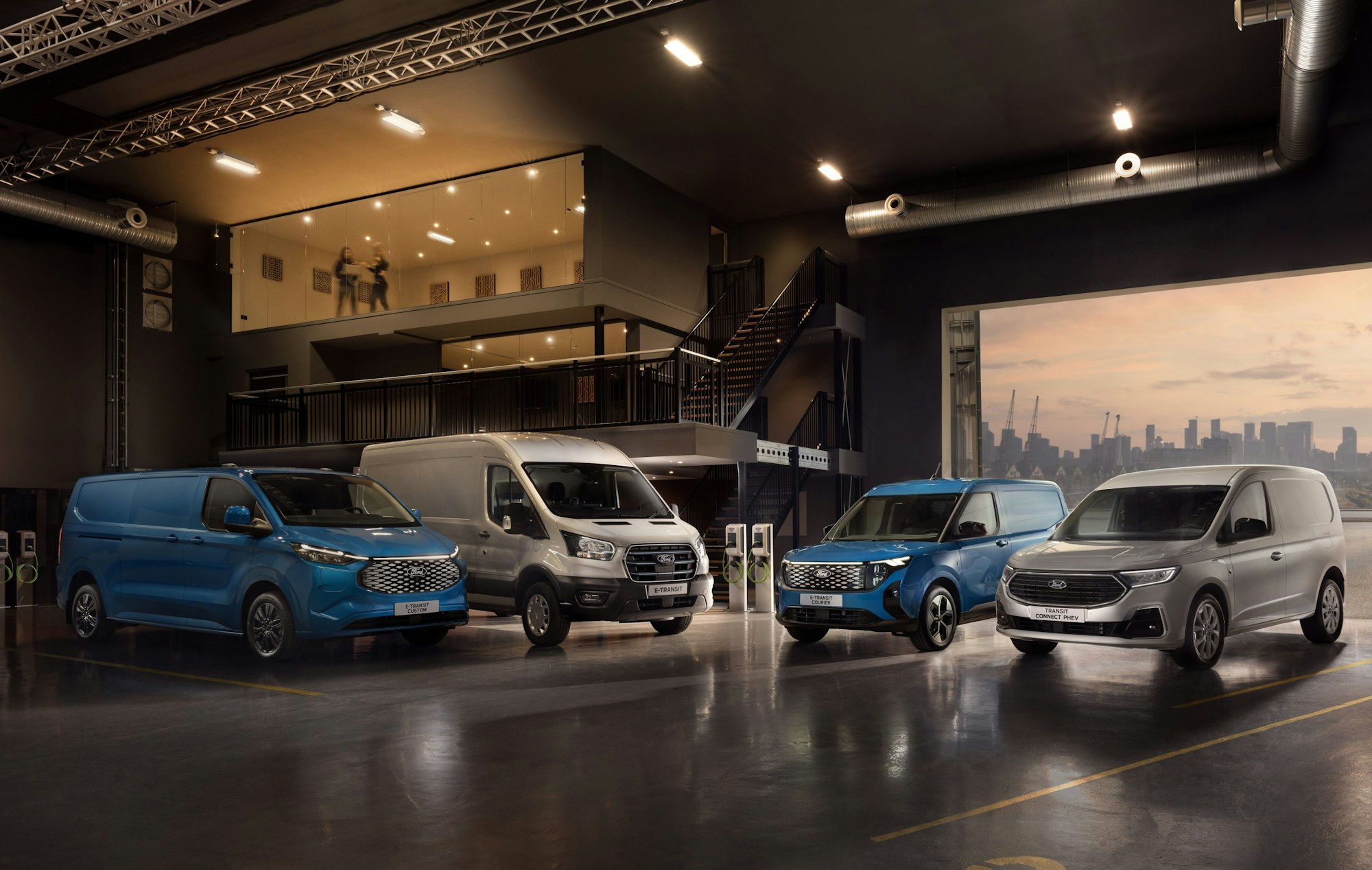 Das Bild zeigt vier Modelle der elektrifizierten Transit-Familie von Ford.