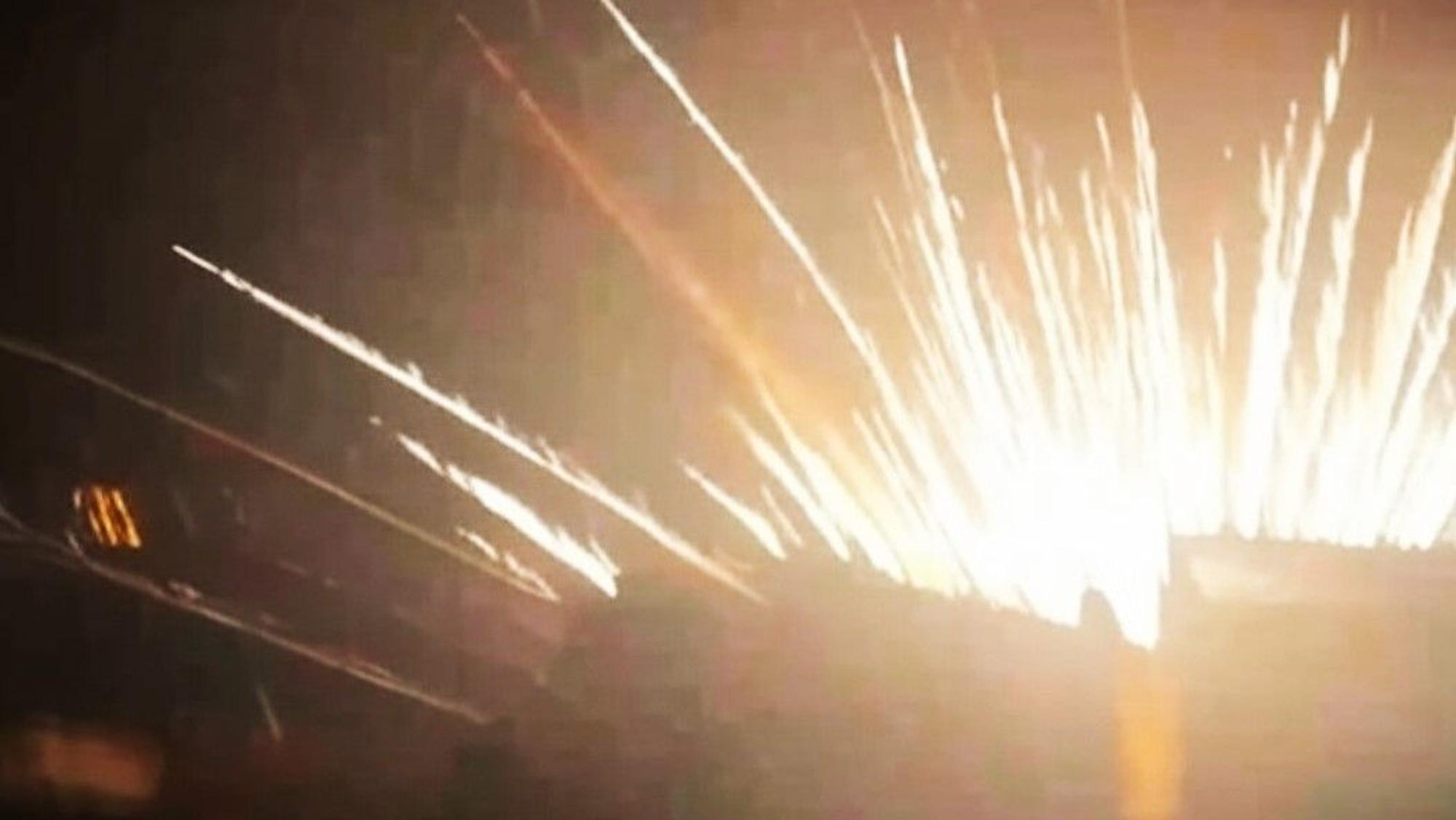 Auf einem Screenshot aus einem Video ist eine Explosion zu sehen. Die Aufnahmen sollen aus Noworossijsk stammen.