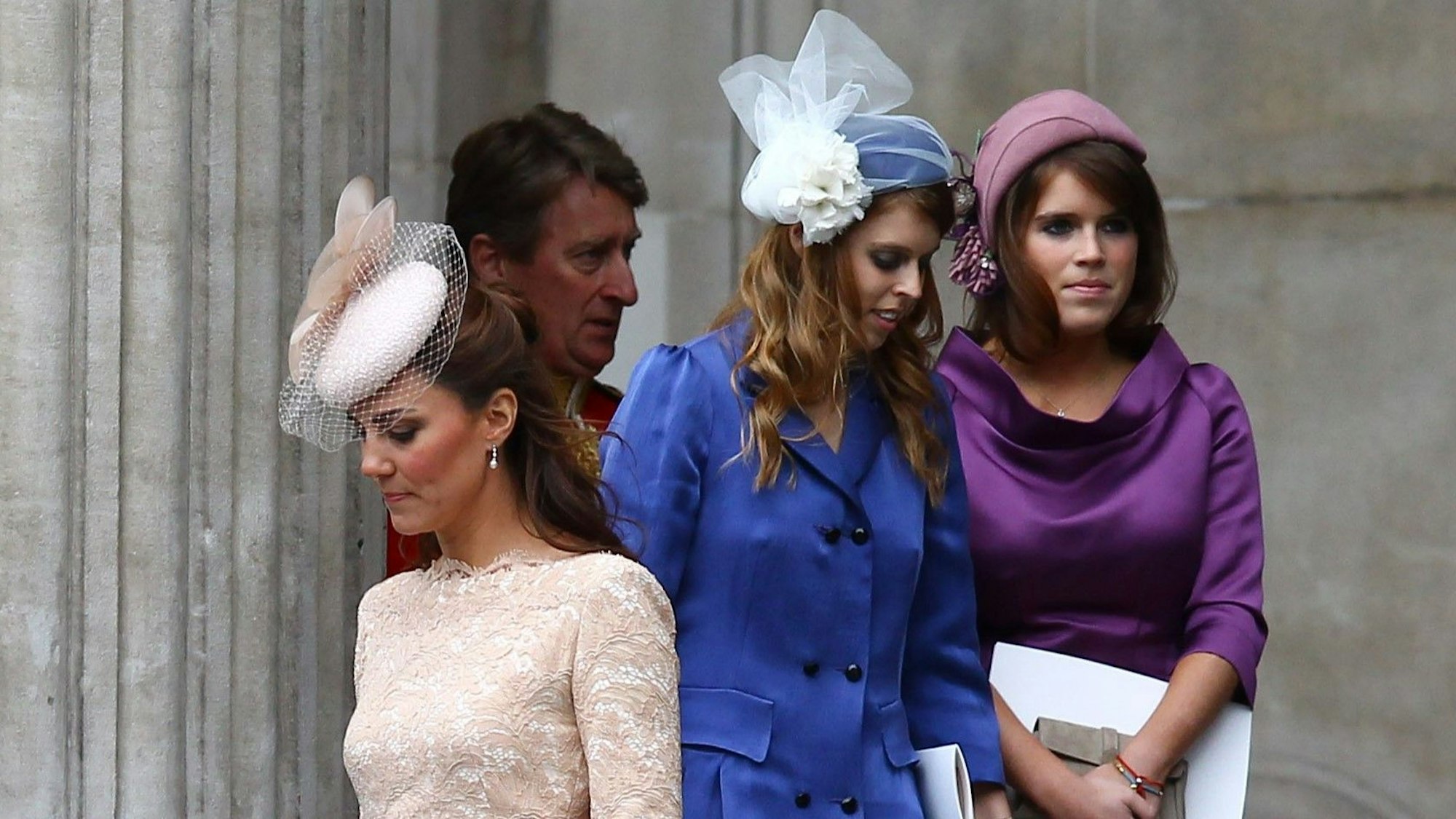 Kate, Prinzessin Beatrice und Prinzessin Eugenie nach dem Dankgottesdienst zum Diamond Jubilee 2012 an der St. Paul’s Cathedral in London.