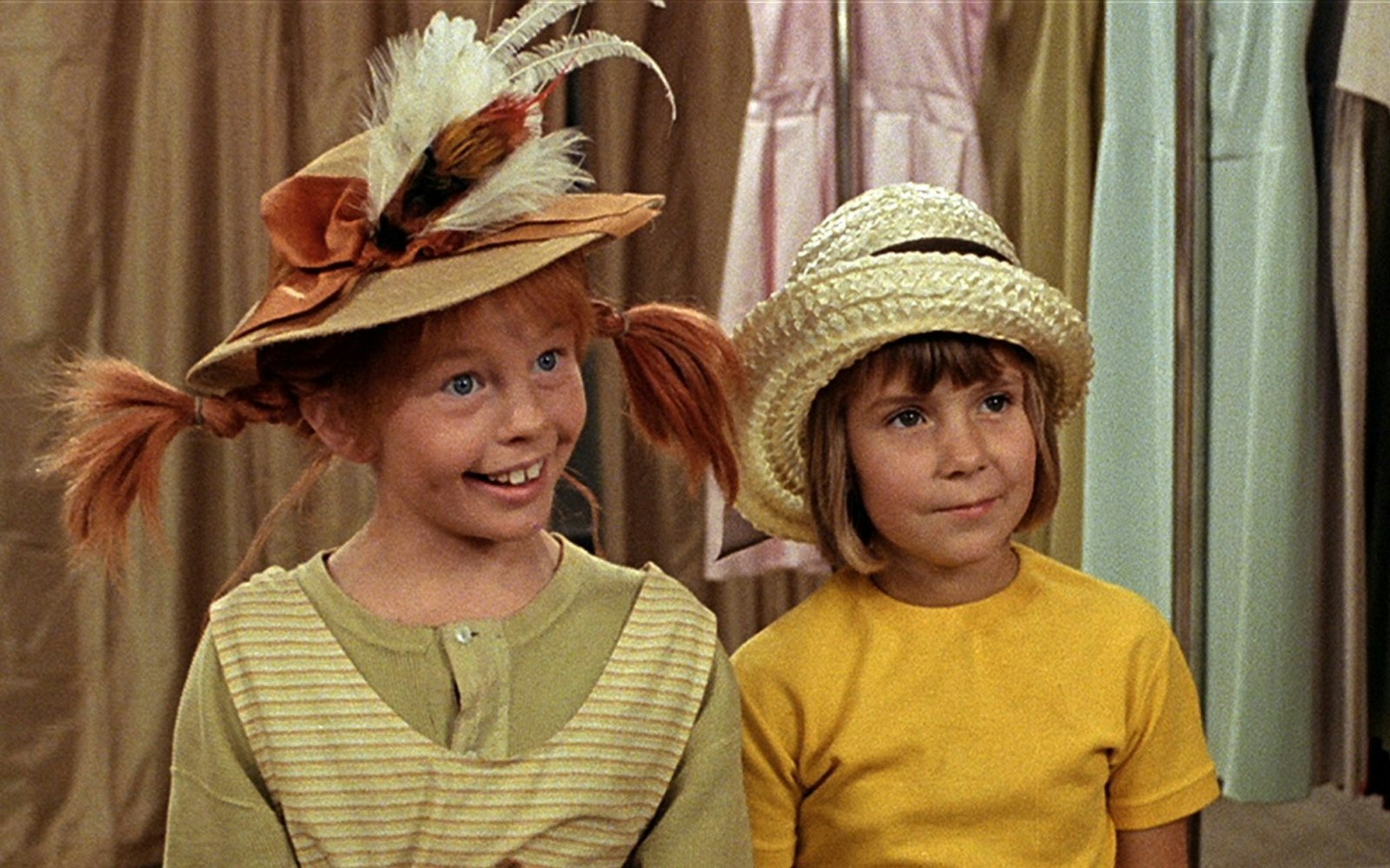 Maria Persson (rechts) spielte das brave und stille Nachbarsmädchen Annika Settergren. (Bild: ZDF / Studio 100 Media)