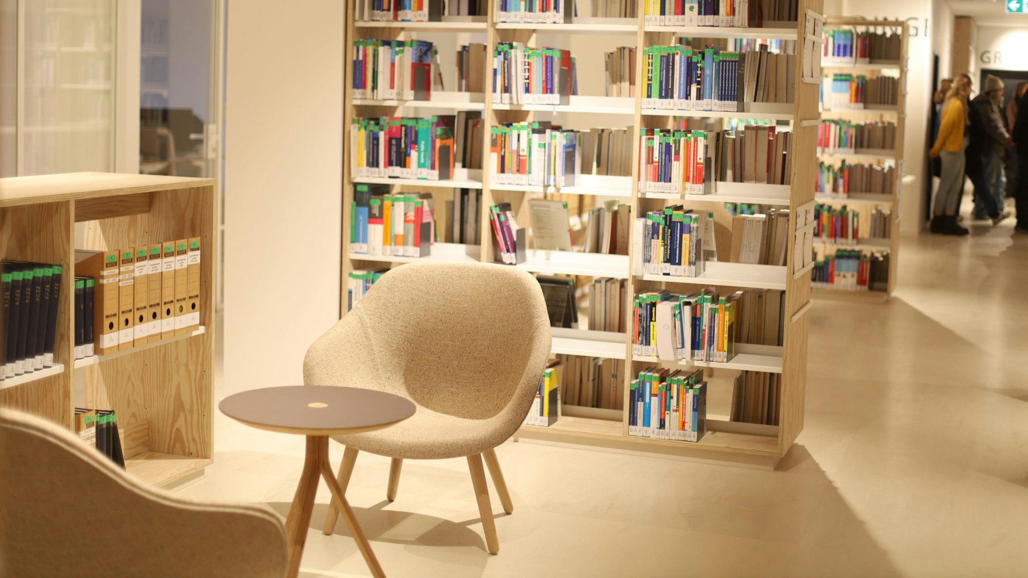 25.11.2025, Köln: Drei mal so viele Studienplätze die Bibliothek der Katho Köln nach wurde für 1,2 Millionen Euro Umbau feierlich wiedereröffnet. Foto: Arton Krasniqi