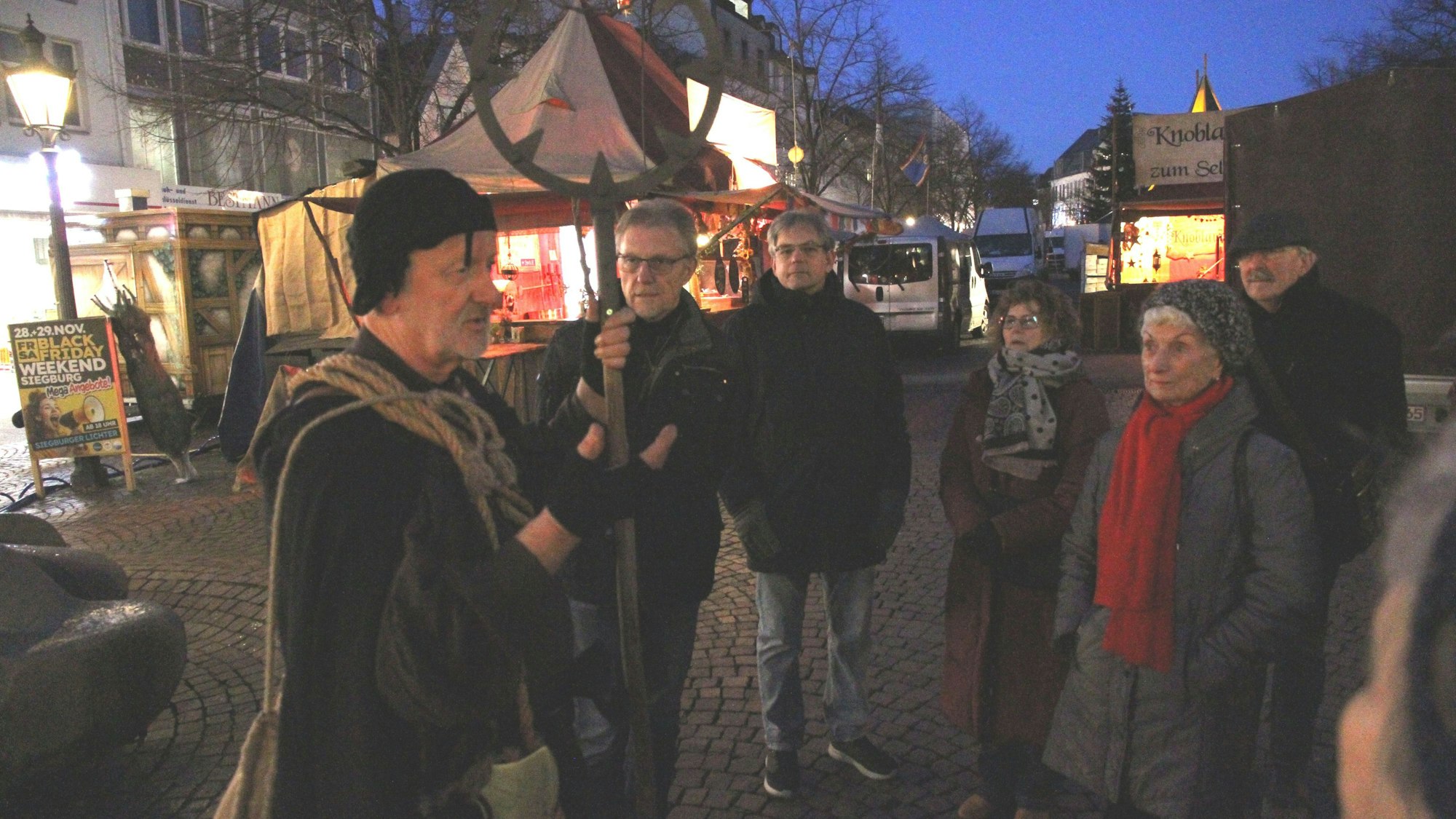 Hans-Willi Kernenbach mit seinem Hexenfänger auf dem Siegburger Markt, Stadtführung