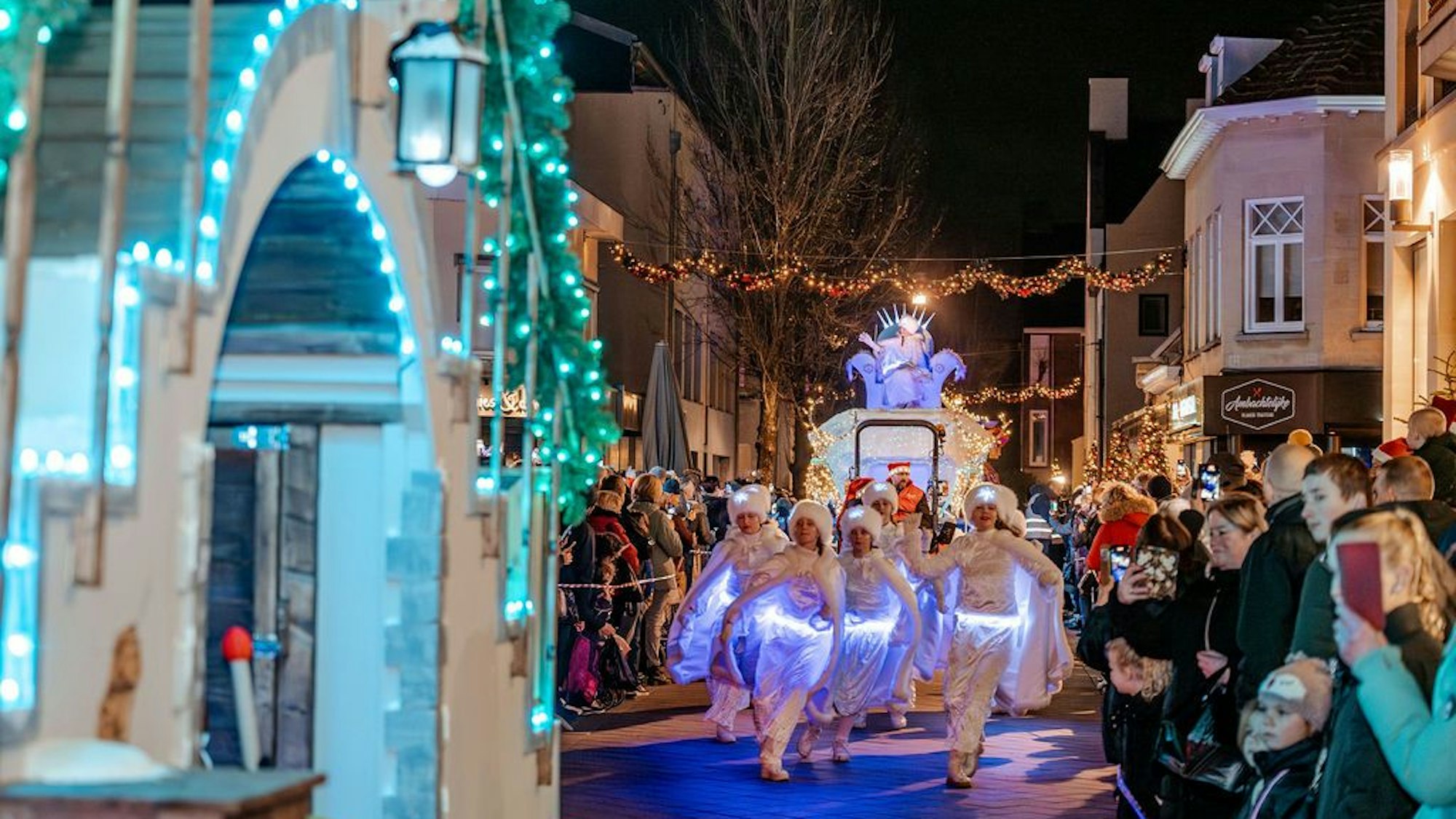 Die Landal Weihnachtsparade ist ein Highlight in der Weihnachtsstadt Valkenburg. (Archivbild)