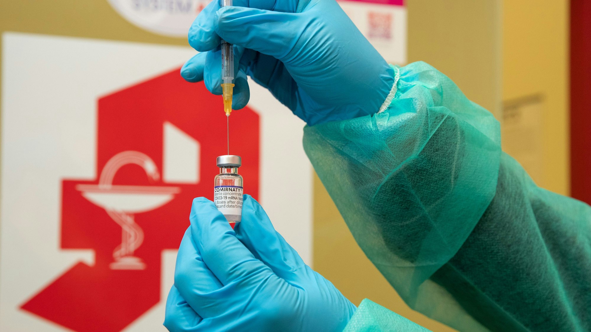 In einer Apotheke wird eine Impfung vorbereitet.