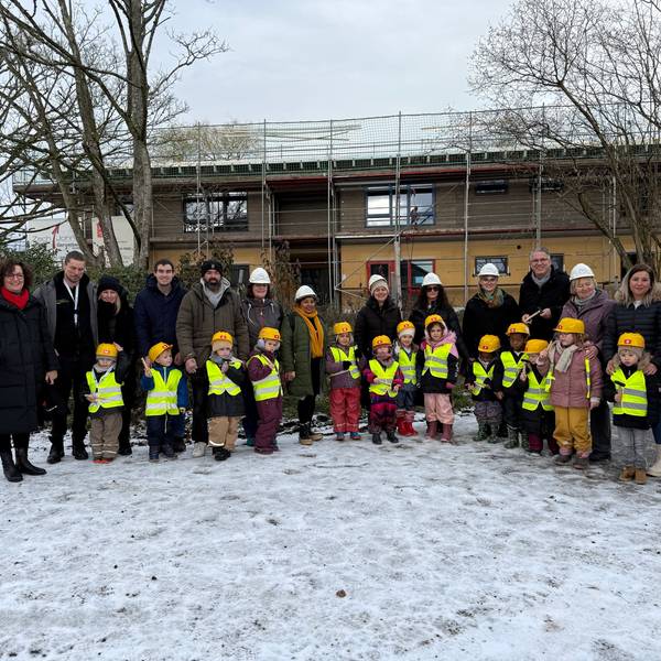 Die Kinder der Kita Eulenbusch besuchten die Baustelle ihres neuen Kindergartens, der im März fertiggestellt werden soll.