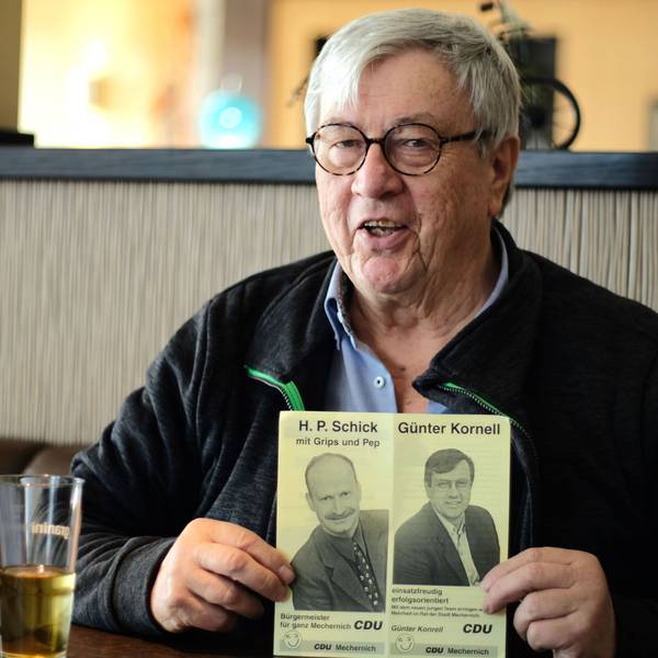 Günter Kornell zeigt einen Wahlkampf-Flyer aus dem Jahr 1999.